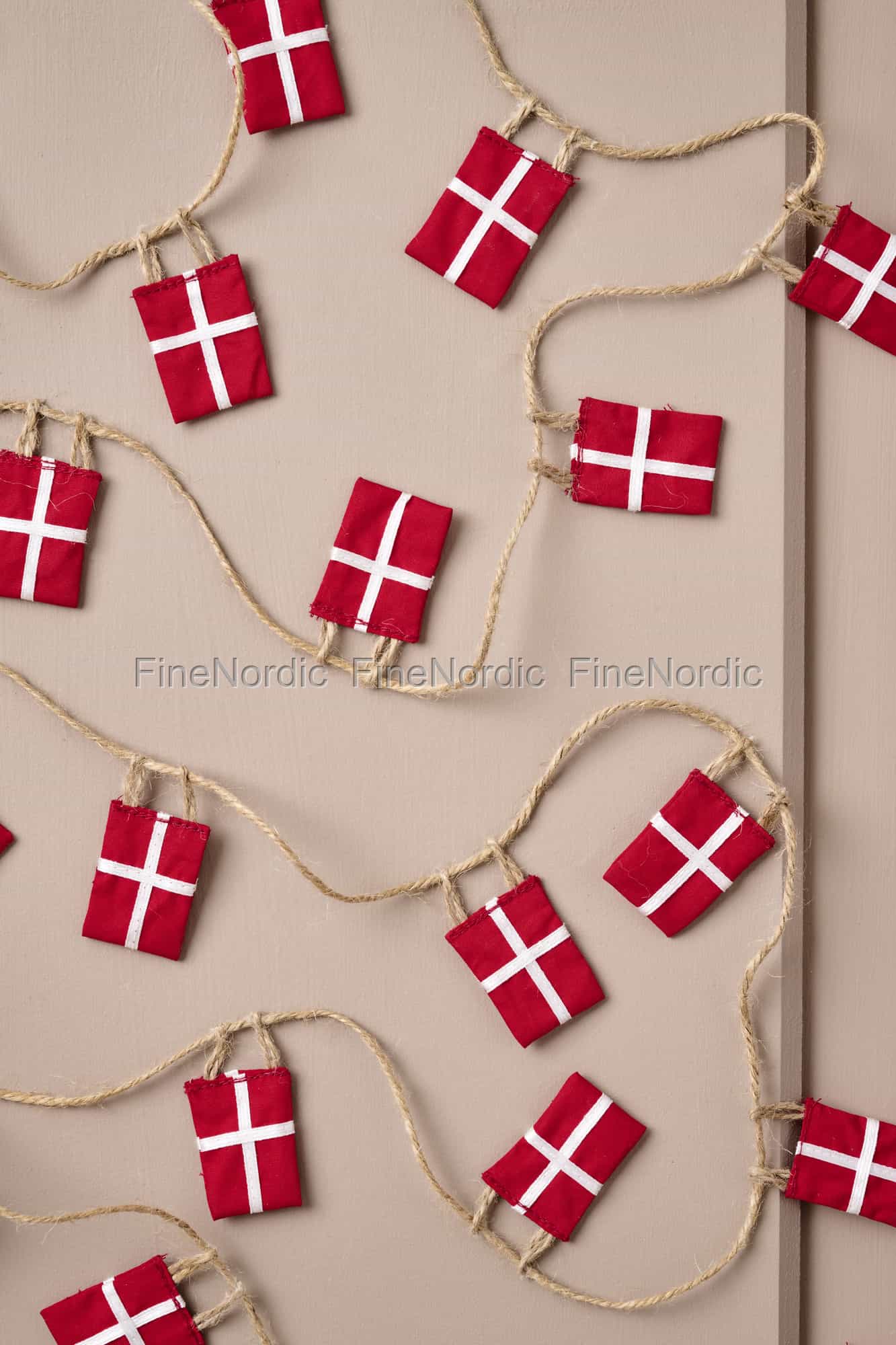 flag-guirlande-med-20-dannebrogsflag-ib-laursen